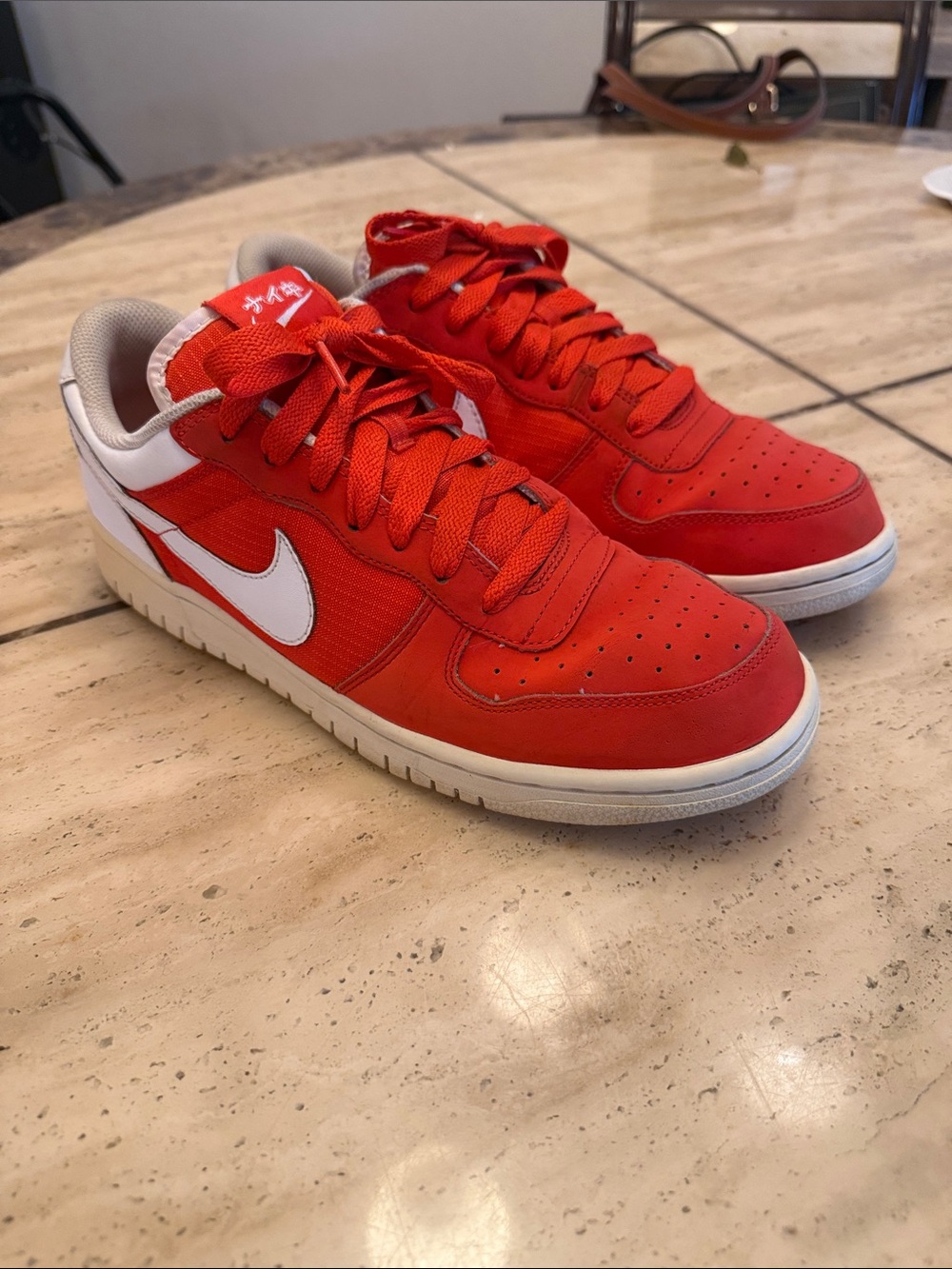 Nike Men’s Red and White Low-Top Sneakers katakana